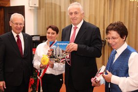 Beim Empfang im Rathaus werden Geschenke ausgetauscht