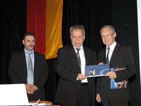 Sebahattin Kasimfirtina und Oberbürgermeister Dr. Ivo Holzinger danken Dr. Latif Celik
