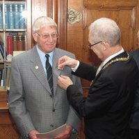 Oberbürgermeister Dr. Ivo Holzinger steckt Friedrich Depperich das diesem vom Bayerischen Ministerpräsidenten verliehene Ehrenzeichen an