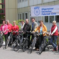 Die Teilnehmerinnen und Teilnehmer bei der Auftaktveranstaltung vor dem Memminger Klinikum mit ihren Fahrrädern