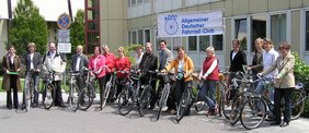 Die Teilnehmerinnen und Teilnehmer bei der Auftaktveranstaltung vor dem Memminger Klinikum mit ihren Fahrrädern
