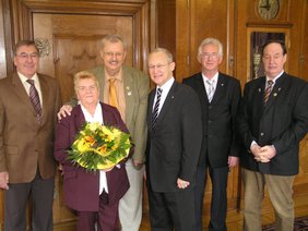 Zweiter Vorstand Meinhard Schütterle (v.l.n.r.), Jubilar Gabriel Pechter (hinten), Gattin und Schriftführerin Elisabeth Pechter (vorn), Oberbürgermeister Dr. Ivo Holzinger, erster Vorstand Herbert Gistl und Naturschutzreferent des Stadtrates, Dr. Hans-