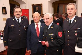 Karl Reicherseder sen. erhielt von OB Dr. Holzinger ein Buchgeschenk. Mit auf dem Bild der Stadtbrandrat und der Stadtbrandinspektor