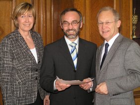 Im Amtszimmer des Oberbürgermeisters wurde die Erenennungsurkunde überreicht.