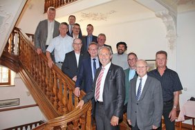 Die Bürgermeister stehen auf der Treppe im Parishaus