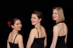 Bild: "Das Trio Charaktrice: Amelie Doucet (Klavier), Frederike Blanke (Gesang), Karin Büchler (Querflöte)" (von links nach rechts)