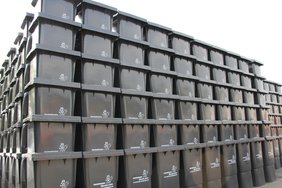 Insgesamt 10 000 Mülltonnen werden neu verteilt. Hier die erste LKW-Ladung auf dem Hof der Firma Dorr in der Anschützstraße.