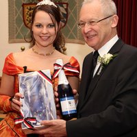 OB Dr. Holzinger überreicht Bettina eine Flasche OB-Sekt sowie zwei Stadt-Memmingen-Sektgläser
