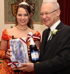 OB Dr. Holzinger überreicht Bettina eine Flasche OB-Sekt sowie zwei Stadt-Memmingen-Sektgläser
