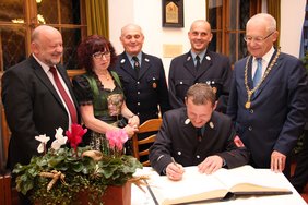 Beim Eintrag in das Goldene Buch