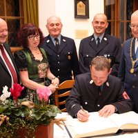 Beim Eintrag in das Goldene Buch