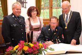Beim Eintrag in das Goldene Buch der Stadt Memmingen
