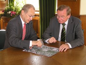 OB Dr. Holzinger und Josef M. Lang im Amtszimmer.