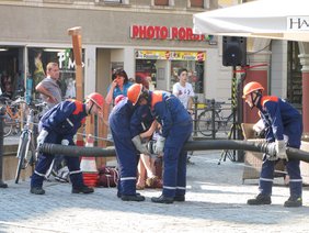 Jugendfeuerwehrler beim Koppeln einer Saugleitung