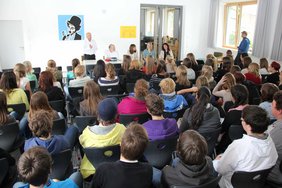 Nach der Gedenkstunde - Schüler mit den Gästen aus Israel im Gespräch