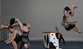 Scheinbar ganz ohne Schwerkraft – die gemischte Turngruppe des TVM