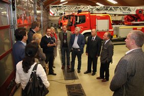 Andreas Land erklärt in der Fahrzeughalle die Funktionen der Feuerwehrfahrzeuge