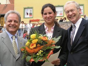 Blumen zum Abschied. Leyla Sener zieht von Memmingen weg und scheidet somit aus dem Ausländerbeirat aus.