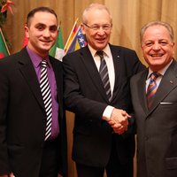 Oberbürgermeister Dr. Holzinger gratuliert dem neuen Vorsitzenden Tortorici und seinem Stellvertreter Zareli