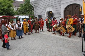 Die Gruppe vor dem Rathaus