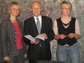 OB Dr. Holzinger zusammen mit den beiden Verwantwortlichen Isolde Stock und Claudia Fuchs