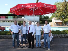 Spendenübergabe im Freibad