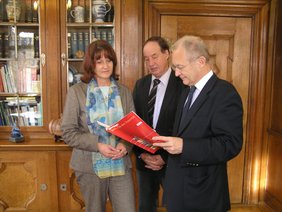 Oberbürgermeister Dr. Holzinger blättert im neuen Trauerratgeber