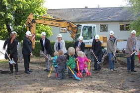 Beim traditionellen Spatenstich