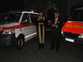 Das neue Einsatzfahrzeug (links) bei der Segnung.