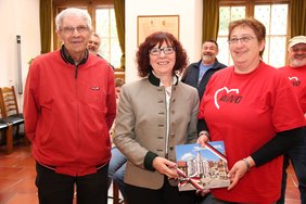 Wolfgang Decker, Margareta Böckh und Beate Senn in der Rathaushalle der Stadt Memmingen