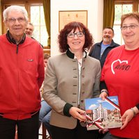 Wolfgang Decker, Margareta Böckh und Beate Senn in der Rathaushalle der Stadt Memmingen