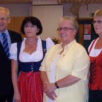 Martha Schmid und Ulrike Geist zusammen mit Oberbürgermeister Dr. Ivo Holzinger und Gerlinde Arnold