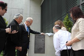 Bei der Enthüllung der Gedenktafel