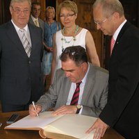 Beim Eintrag in das Goldene Buch der Stadt: der bulgarische Landwirtschaftsminister zusammen mit Minister Miller, OB Dr. Holzinger und Bürgermeisterin Knoll