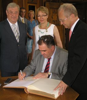 Beim Eintrag in das Goldene Buch der Stadt: der bulgarische Landwirtschaftsminister zusammen mit Minister Miller, OB Dr. Holzinger und Bürgermeisterin Knoll