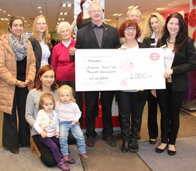 Bei der Scheckübergabe im Eingangsbereich der C & A-Filiale in Memmingen