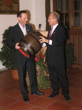 Bei der Übergabe des Bierfasses an die Stadtbachhexen.