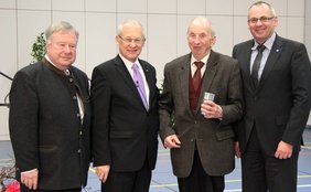 Bei der Verleihung des Ehrenbechers