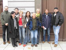 Die Mitglieder des Arbeitskreises Jungs vor dem Rathaus.