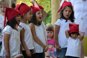 Kindergarten-Wichtel beim singen