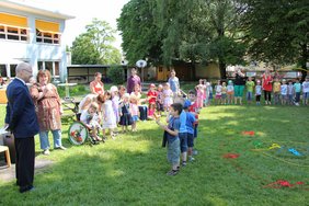 Im Garten vor dem Rohbau versammelten sich alle Gäste