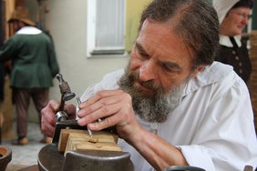Der Schirmherr Ministerpräsident Horst Seehofer trägt sich in das Goldene Buch ein.