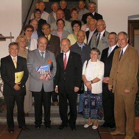 Oberbürgermeister Dr. Ivo Holzinger bei der Begrüßung der Kolpingsfamilien Gyöngyös und Mitglieder der Memminger Kolpingsfamilie im Rathaus.