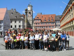 Gruppenfoto am Marktplatz-Brunnen