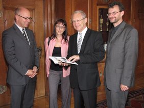 Christoph Engelhard, Oberbürgermeister Dr. Ivo Holzinger, Katrin Berndt, Dr. Hans-Wolfgang Bayer (von rechts)