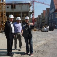Oberbürgermeister Dr. Ivo Holzinger, Bauleiter Helmut Schedel, Projektmanager Mathias Rothdach