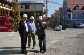 Oberbürgermeister Dr. Ivo Holzinger, Bauleiter Helmut Schedel, Projektmanager Mathias Rothdach