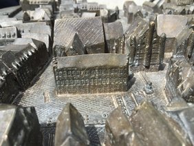 Das Bild zeigt aus der Nähe die winzigen Häuser um den Marktplatz.