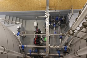 Die beiden Wasserbehälter von oben, dazwischen Pumpen und allerlei Leitungen und Rohren.