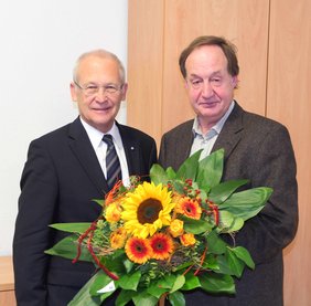 Bei der Übergabe des Blumenstraußes